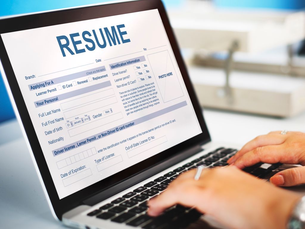 get first job as a graphic designer